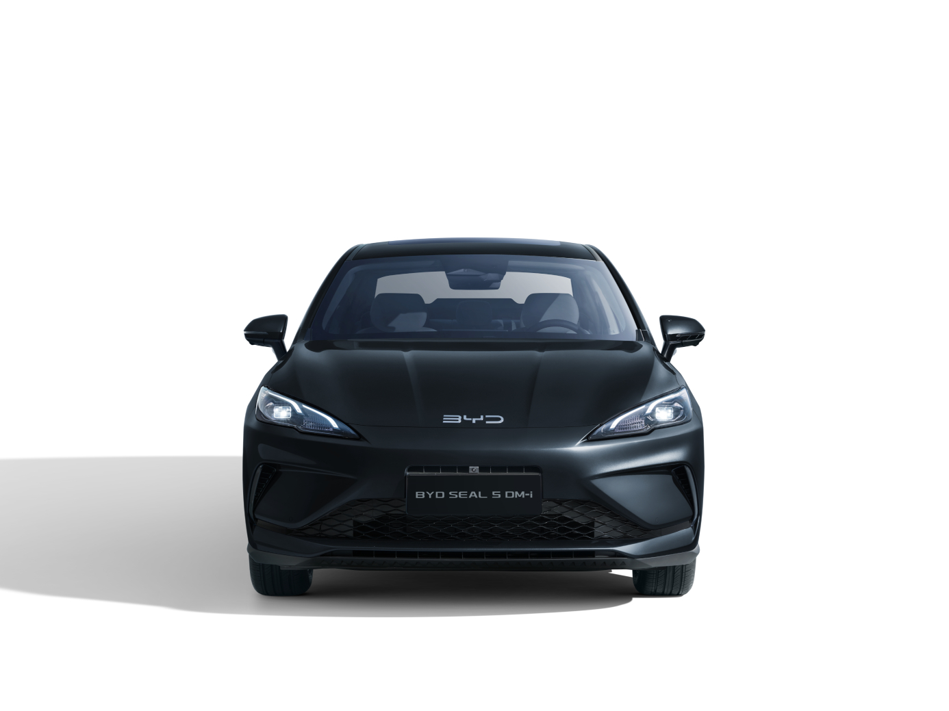 Čelní pohled na vůz BYD Seal 5 DM-i v barvě Space Black