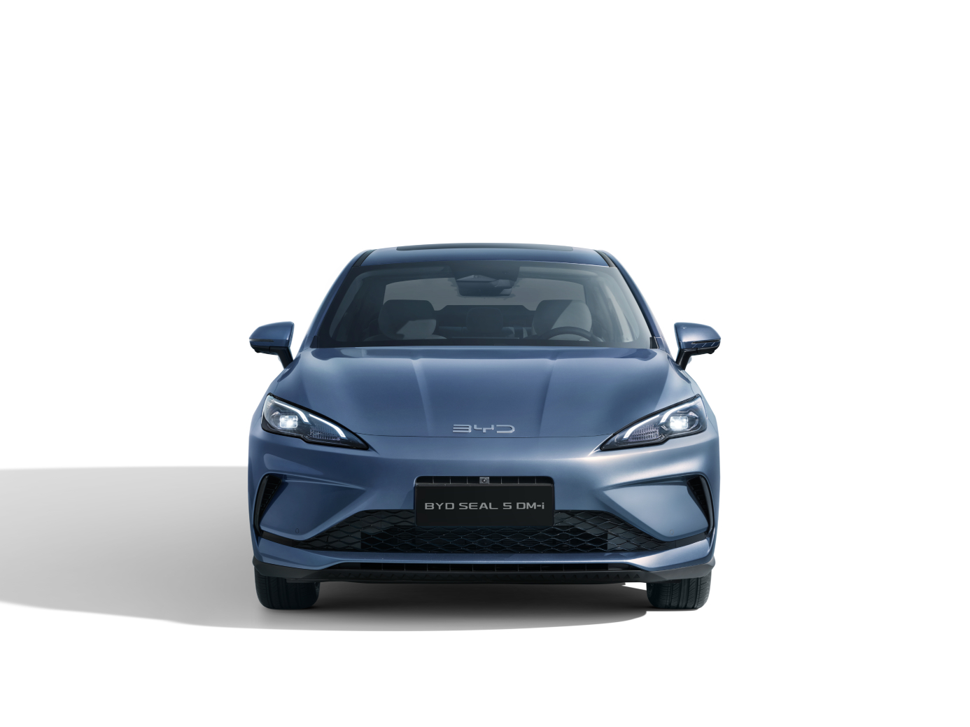 Čelní pohled na vůz BYD Seal 5 DM-i v barvě Atlantis Grey