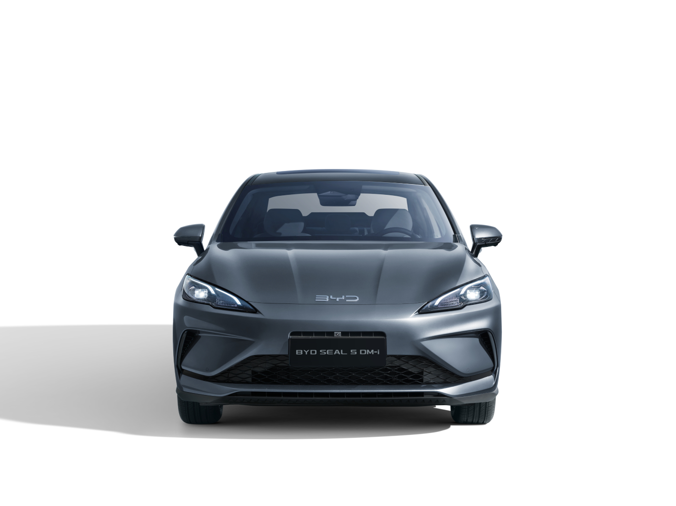 Čelní pohled na vůz BYD Seal 5 DM-i v barvě Time Grey