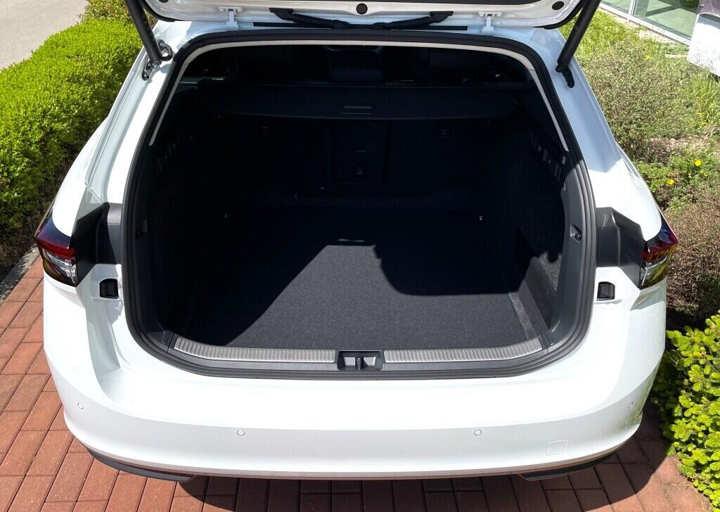 O011016444_19.webp_Superb Combi L&K  2,0 TDI 4x4 142 kW