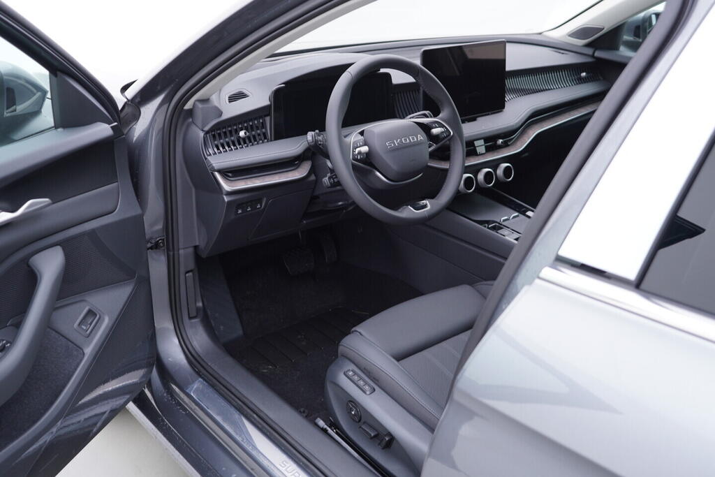 O011016692_18.webp_Superb Combi L&K 2,0 TDI 4x4 142 kW