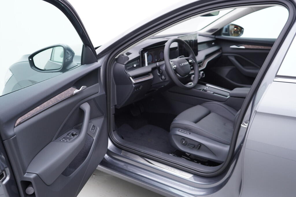 O011016694_18.webp_Superb Combi L&K 2,0 TDI 4x4 142 kW