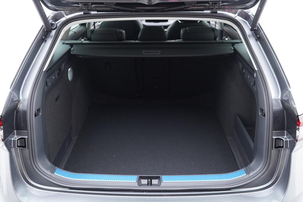 O011016695_21.webp_Superb Combi L&K 2,0 TDI 4x4 142 kW