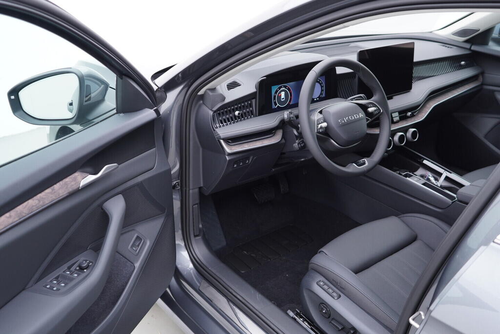 O011016710_18.webp_Superb Combi L&K 2,0 TDI 4x4 142 kW