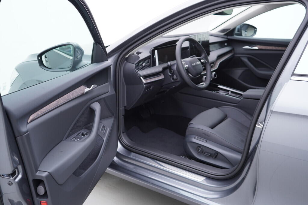 O011016711_18.webp_Superb Combi L&K 2,0 TDI 4x4 142 kW