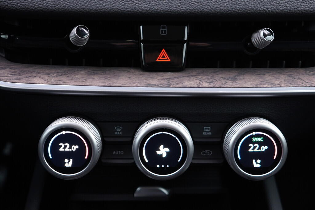 O011016711_36.webp_Superb Combi L&K 2,0 TDI 4x4 142 kW