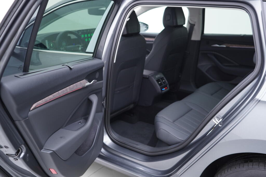 O011016711_38.webp_Superb Combi L&K 2,0 TDI 4x4 142 kW