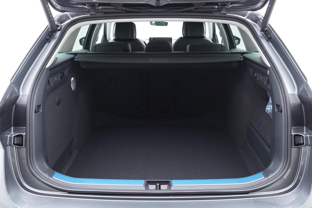 O011016711_42.webp_Superb Combi L&K 2,0 TDI 4x4 142 kW