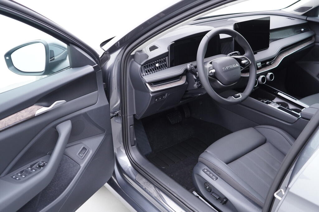 O011016718_18.webp_Superb Combi L&K 2,0 TDI 4x4 142 kW