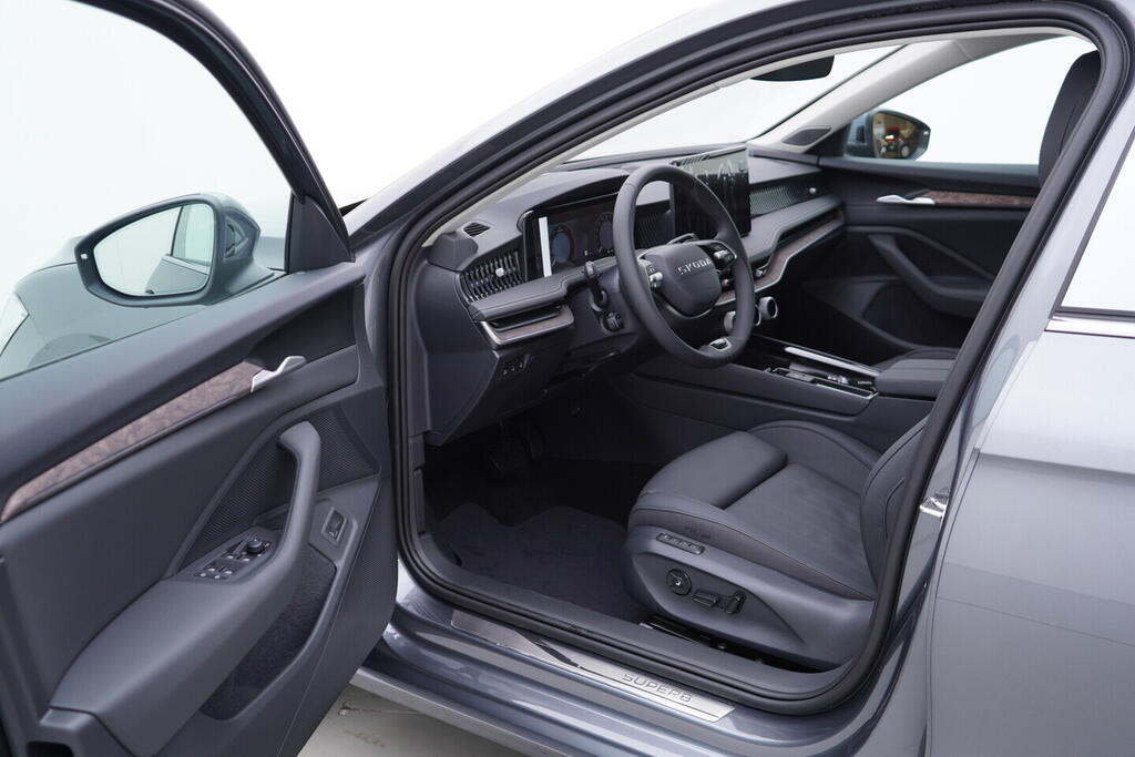 O011016719_18.webp_Superb Combi L&K 2,0 TDI 4x4 142 kW