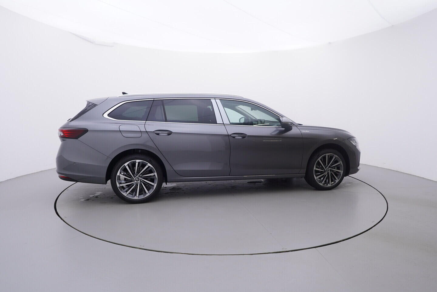 O011016720_15.webp_Superb Combi L&K 2,0 TDI 4x4 142 kW