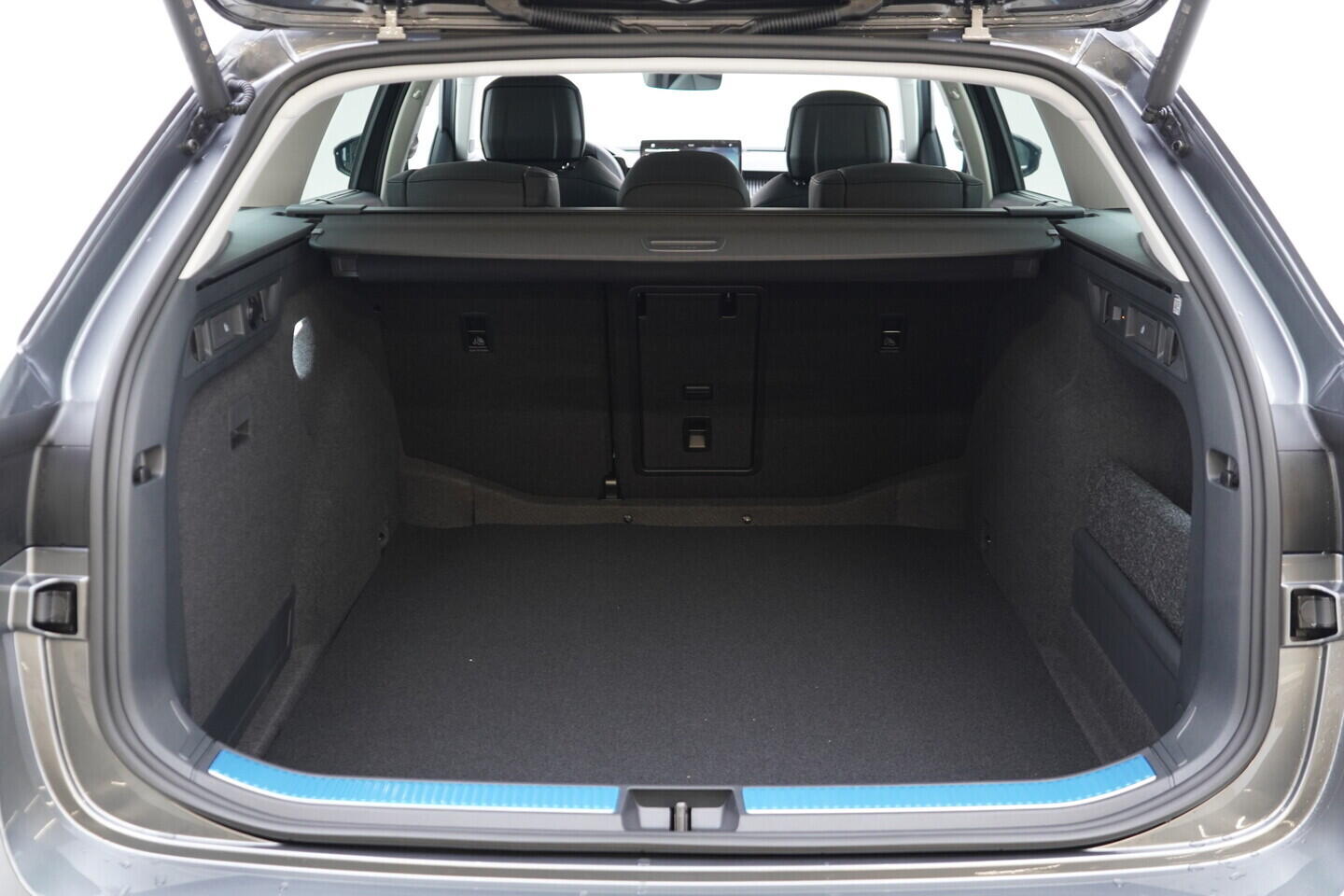 O011016720_20.webp_Superb Combi L&K 2,0 TDI 4x4 142 kW