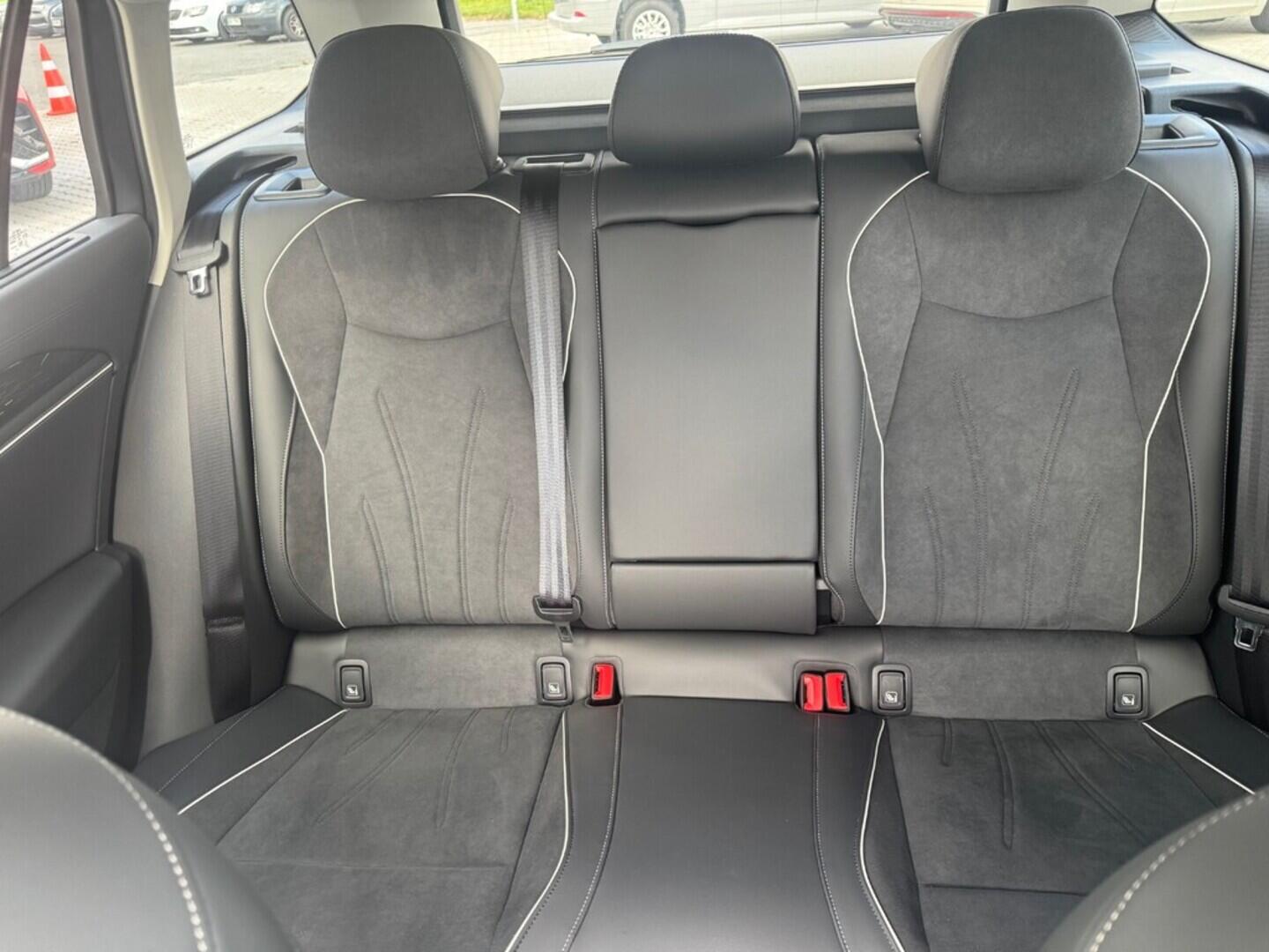 O021O07975_19.webp_Passat Elegance 2,0 TDI 110 kW 7 DSG