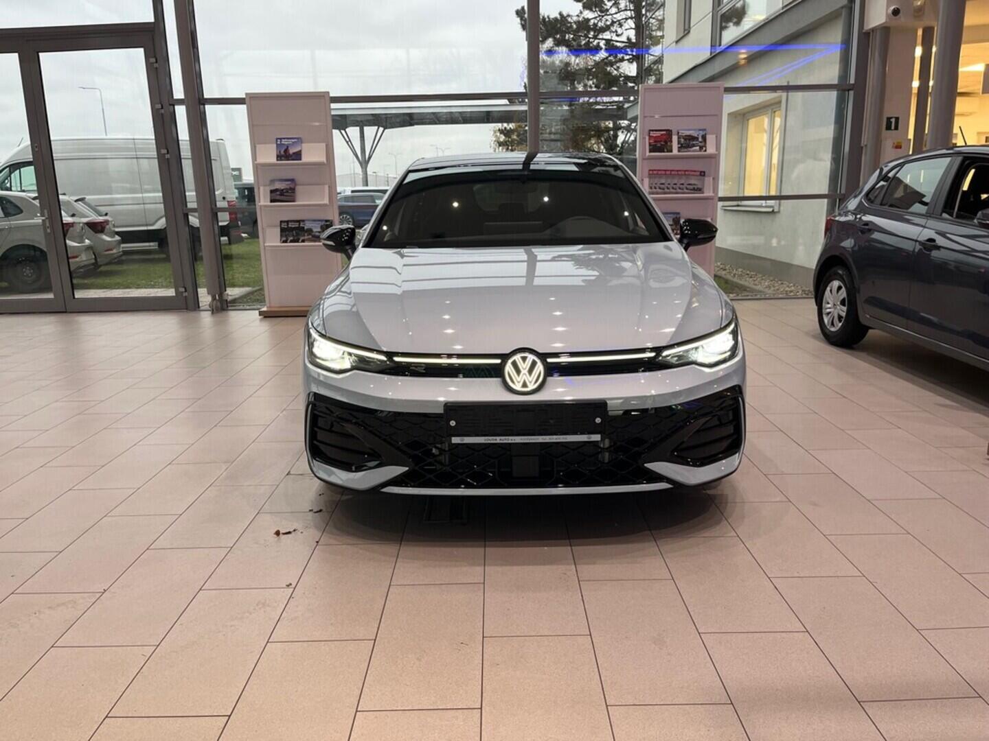 O021O08157_11.webp_Golf R-Line People 1,5 eTSI 7DSG mHEV 110 kW  SKLADEM