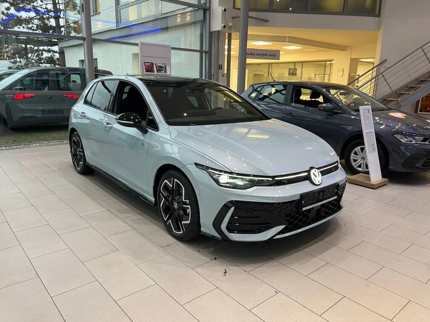 O021O08157_12.webp_Golf R-Line People 1,5 eTSI 7DSG mHEV 110 kW  SKLADEM