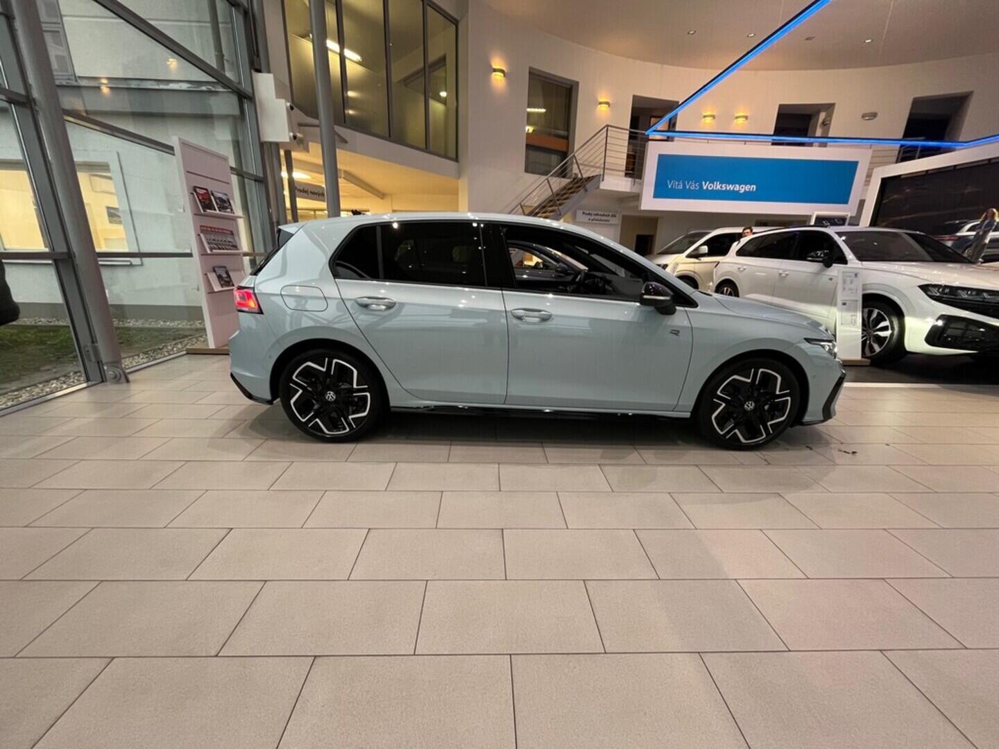 O021O08157_13.webp_Golf R-Line People 1,5 eTSI 7DSG mHEV 110 kW  SKLADEM