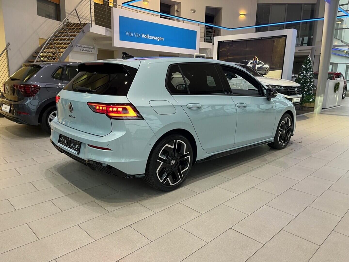 O021O08157_14.webp_Golf R-Line People 1,5 eTSI 7DSG mHEV 110 kW  SKLADEM