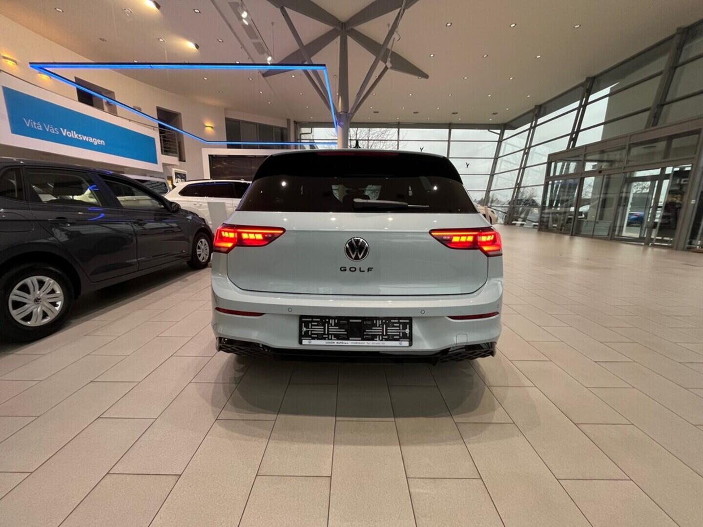 O021O08157_15.webp_Golf R-Line People 1,5 eTSI 7DSG mHEV 110 kW  SKLADEM