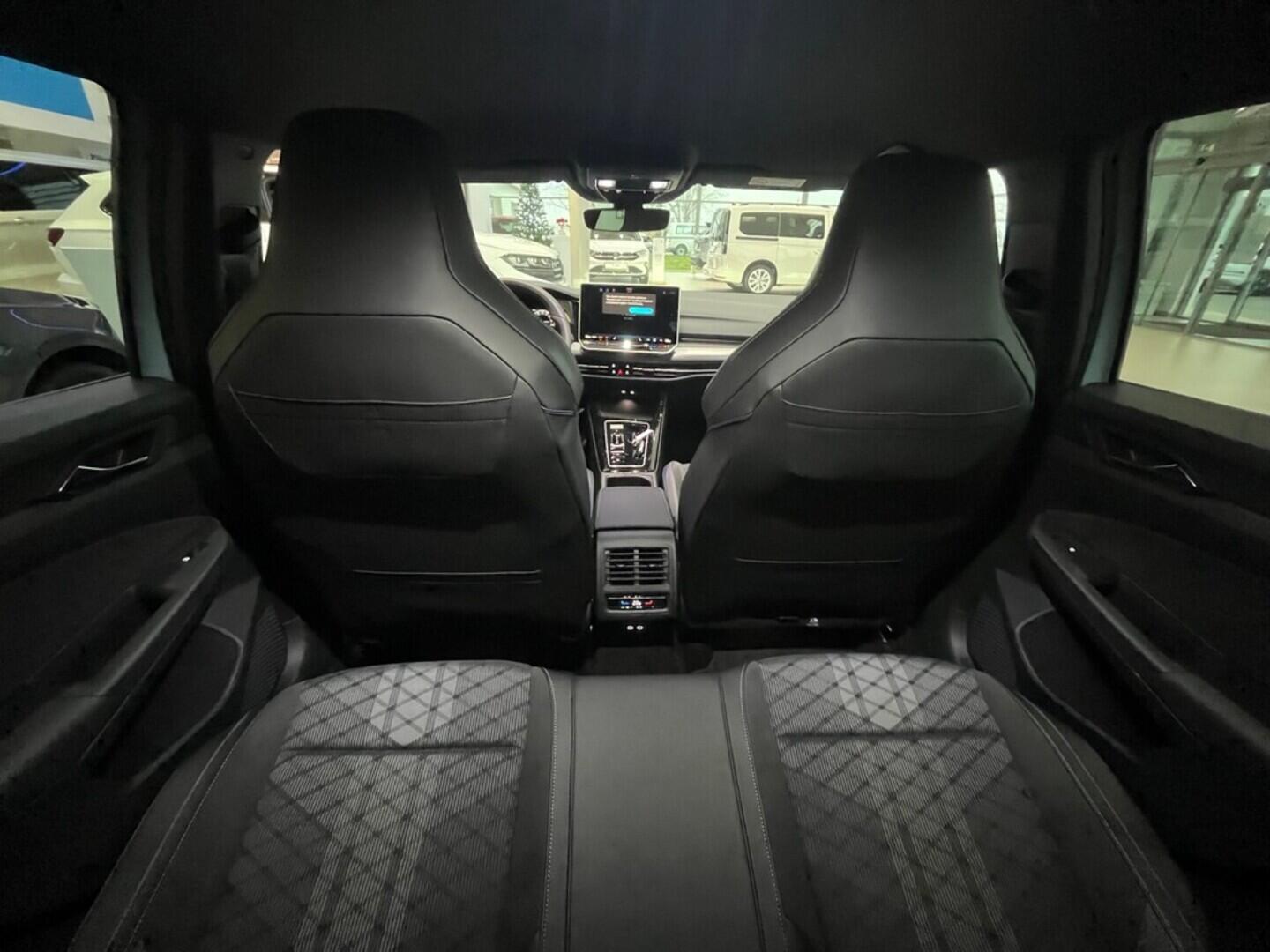 O021O08157_17.webp_Golf R-Line People 1,5 eTSI 7DSG mHEV 110 kW  SKLADEM