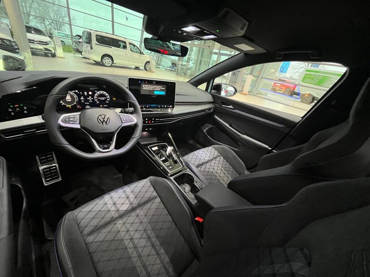 O021O08157_18.webp_Golf R-Line People 1,5 eTSI 7DSG mHEV 110 kW  SKLADEM