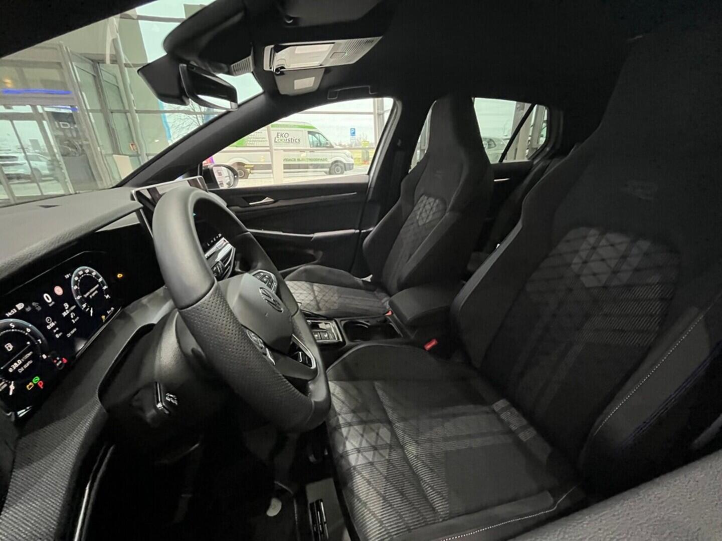 O021O08157_19.webp_Golf R-Line People 1,5 eTSI 7DSG mHEV 110 kW  SKLADEM