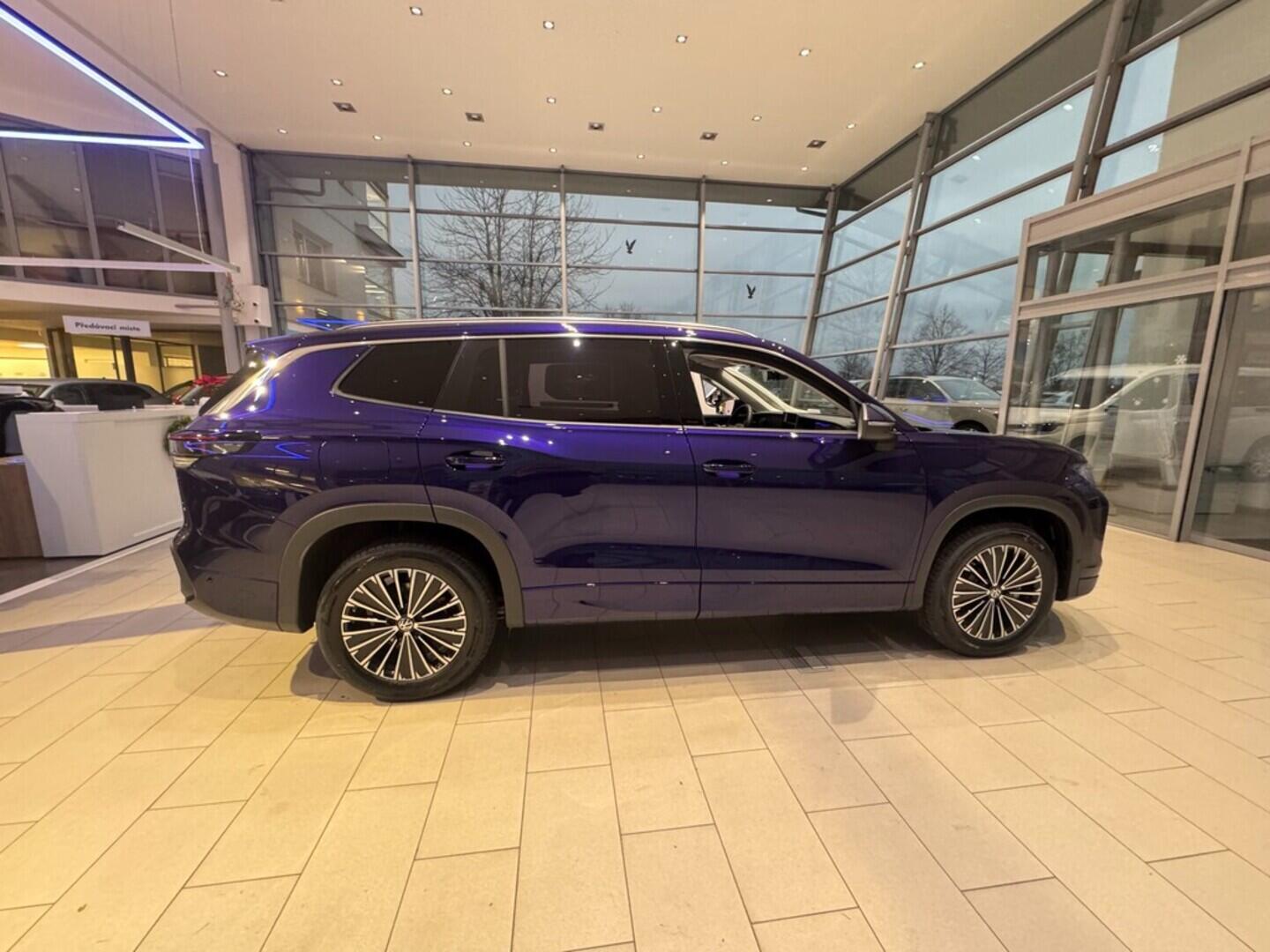 O021O08261_13.webp_Tayron People 1,5 eTSI mHEV 110 kW  SKLADEM