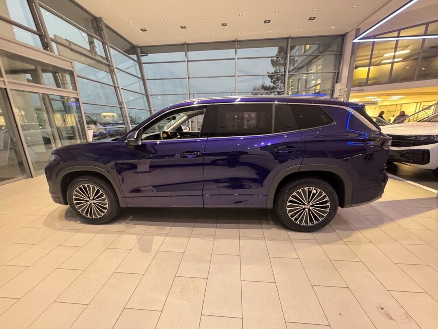 O021O08261_17.webp_Tayron People 1,5 eTSI mHEV 110 kW  SKLADEM