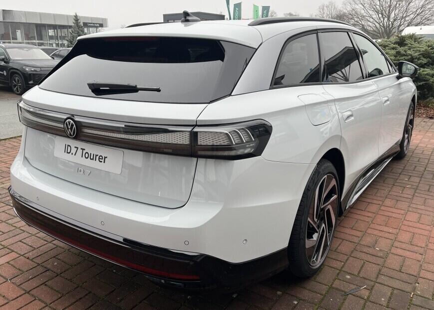 O121O07882_16.webp_ID.7 Tourer Pro S People 210  kW 86 kW