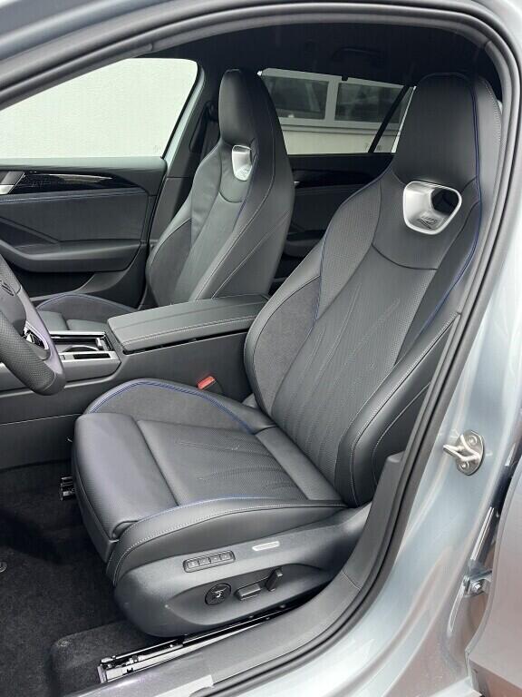 O121O07893_22.webp_Passat R-Line 2,0 TSI 150 kW 7 DSG