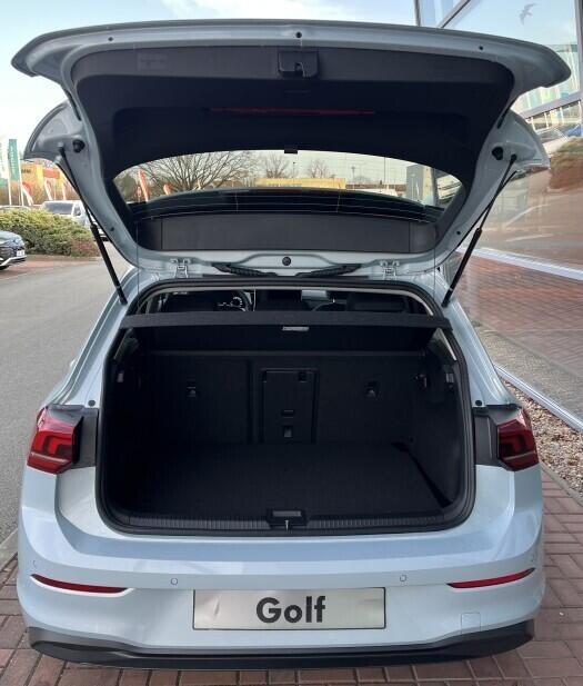 O121O07956_15.webp_Golf People 1,5 eTSI 85 kW 7 DSG