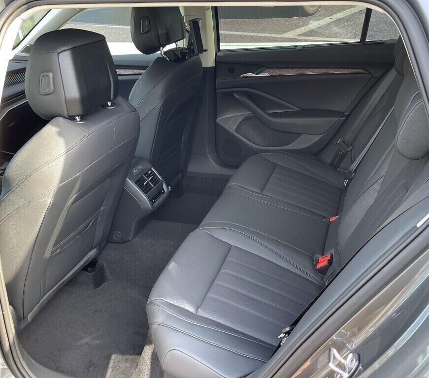 O121S09376_17.webp_Superb Combi L&K 2,0 TDI 142 kW