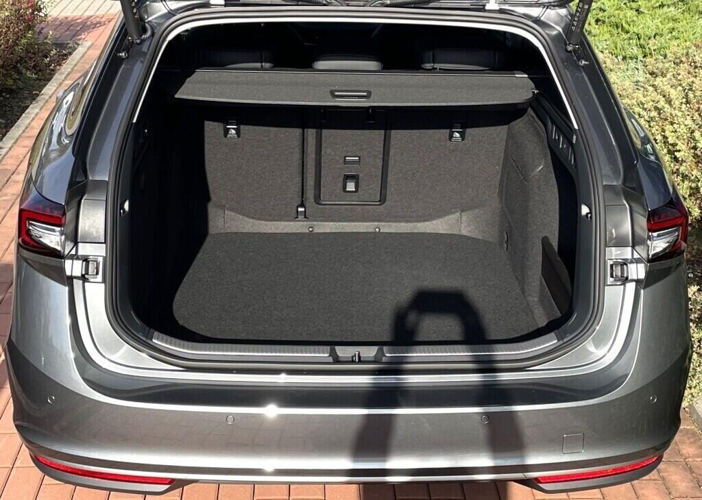O121S09376_18.webp_Superb Combi L&K 2,0 TDI 142 kW
