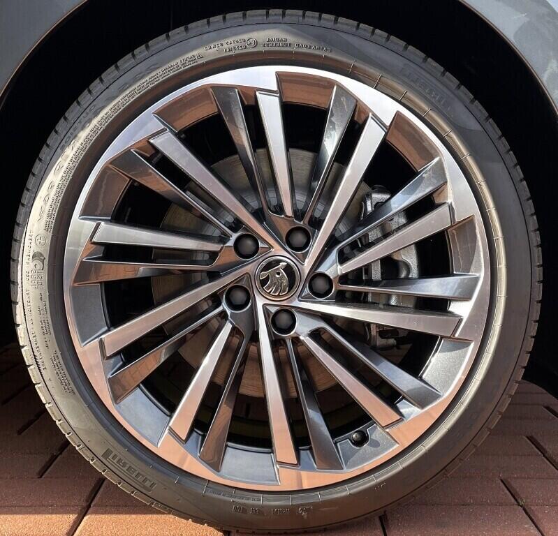 O121S09376_19.webp_Superb Combi L&K 2,0 TDI 142 kW