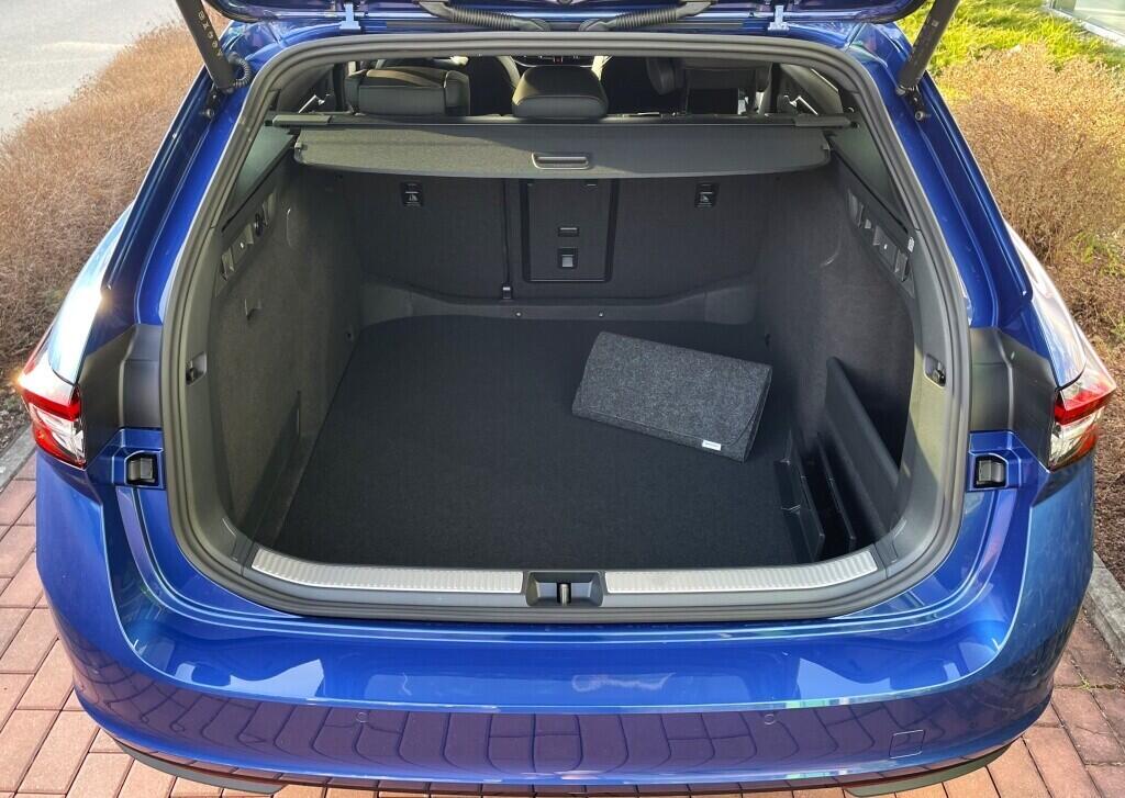 O121S09783_18.webp_Superb Combi Sportline 2,0 TDI 4x4 142 kW