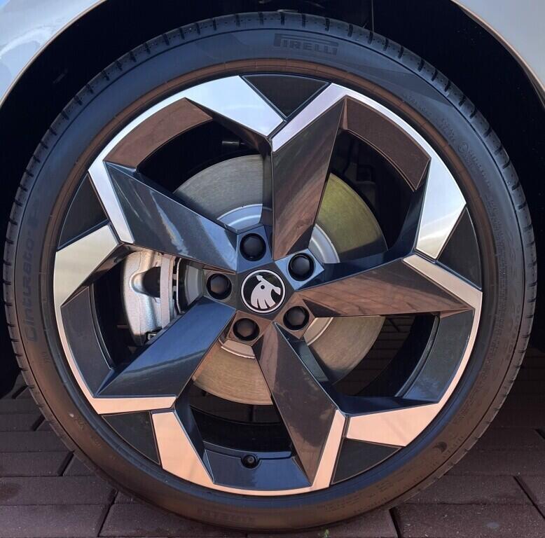 O121S09802_19.webp_Superb Sportline 2,0 TSI 4x4 195 kW