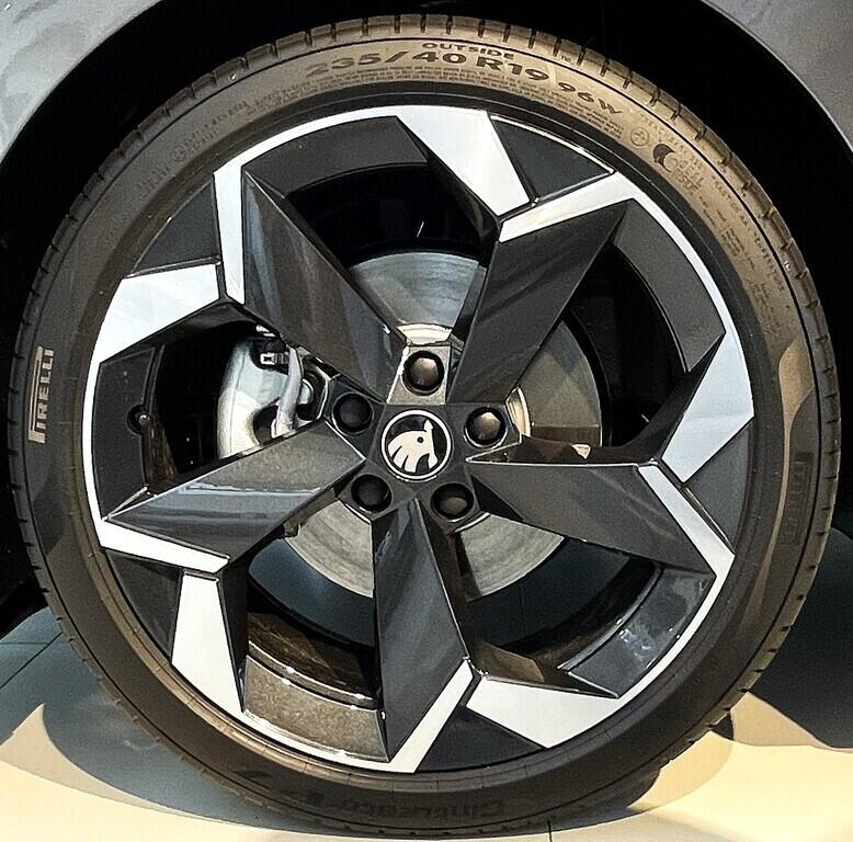 O121S10044_17.webp_Superb Sportline 2,0 TDI 110 kW