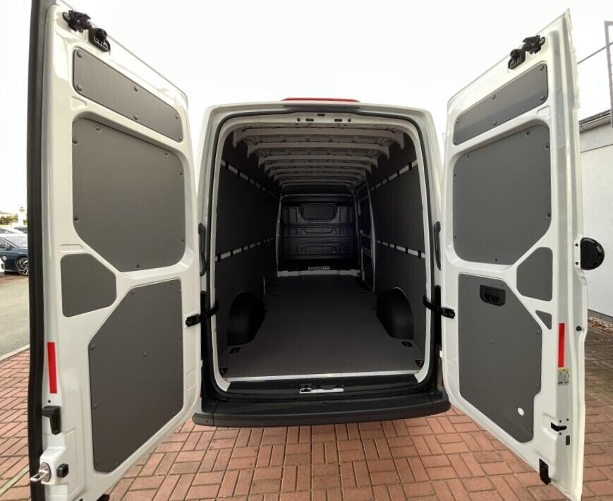 O121U02143_15.webp_Crafter skříň 35 6G FWD DR 103 kW