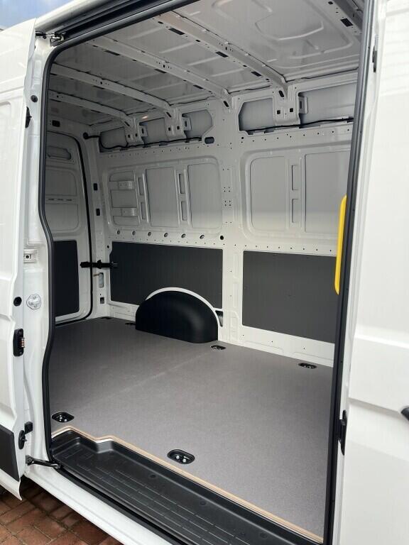 O121U02165_21.webp_Crafter skříň 35 SR 2.0TDI 103 kW