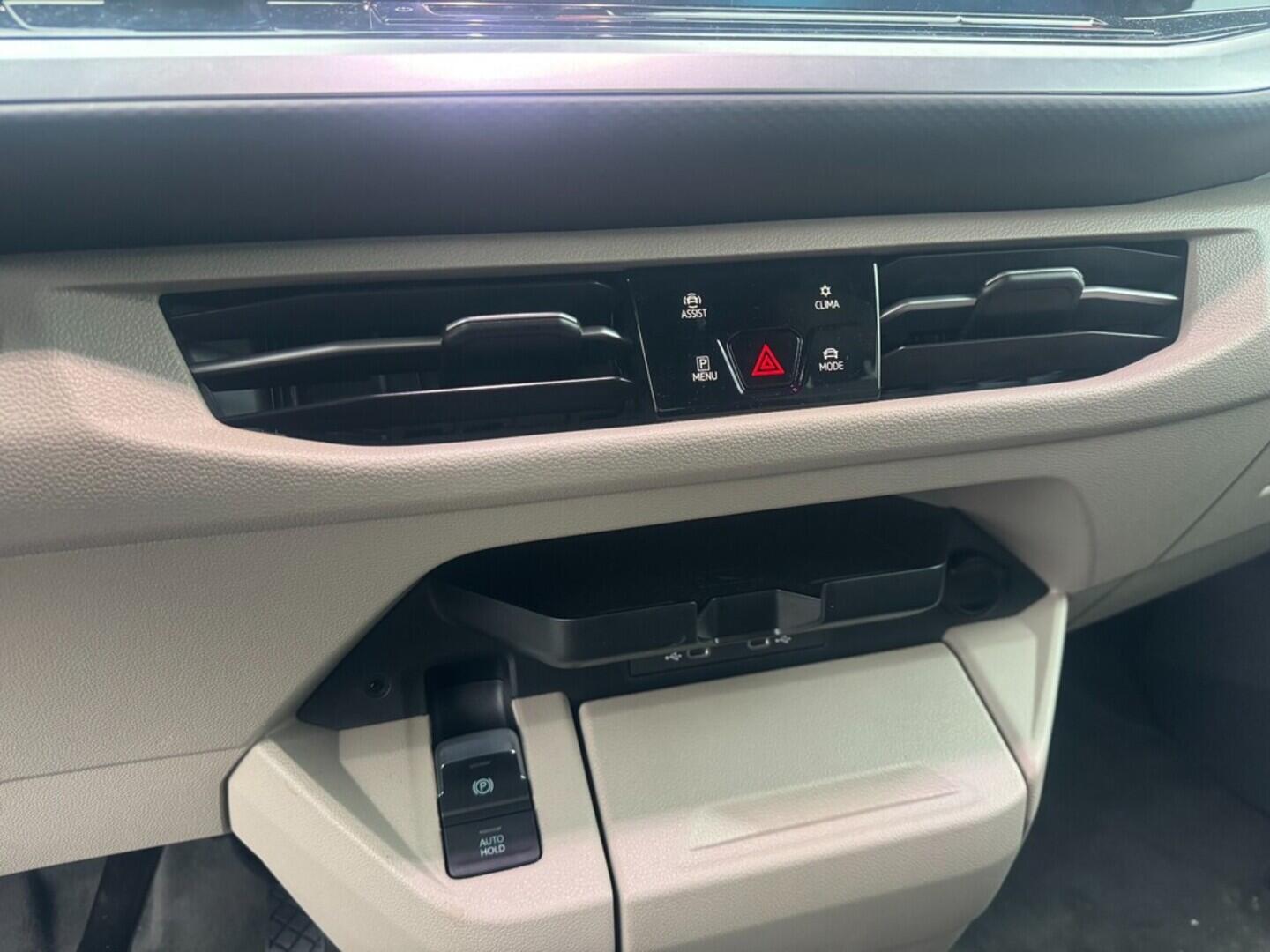 O121U02199_21.webp_Akční Multivan Long Life 1,5 TSI PHEV 4M DSG 180 kW