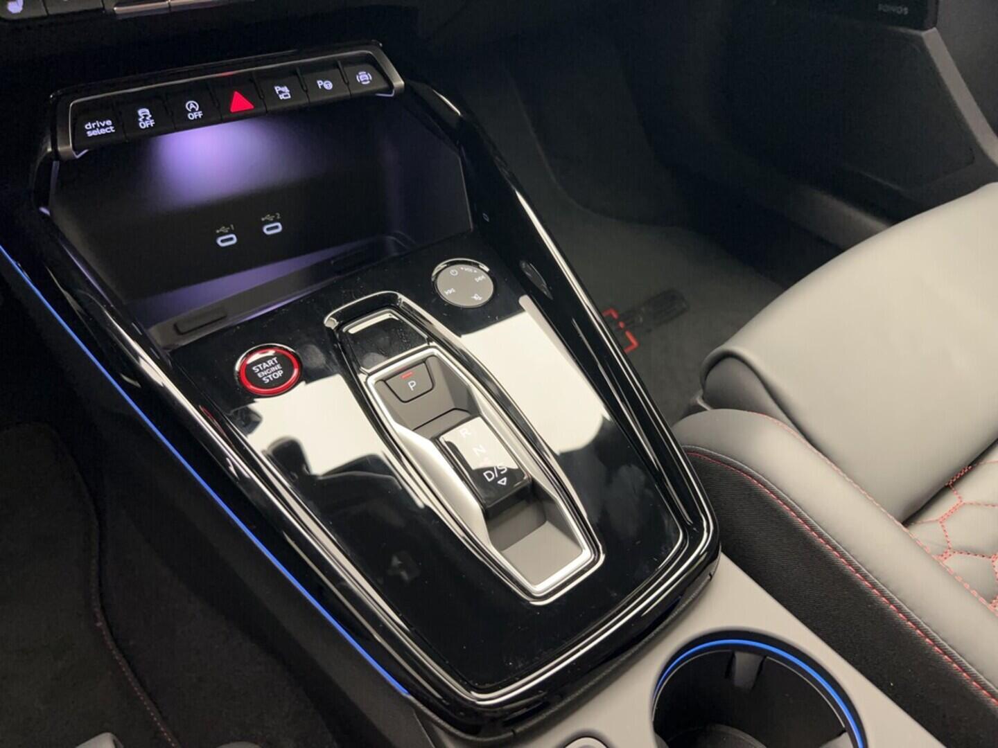 O131002419_24.webp_RS 3 Limuzína 2.5 TFSI 294 kW