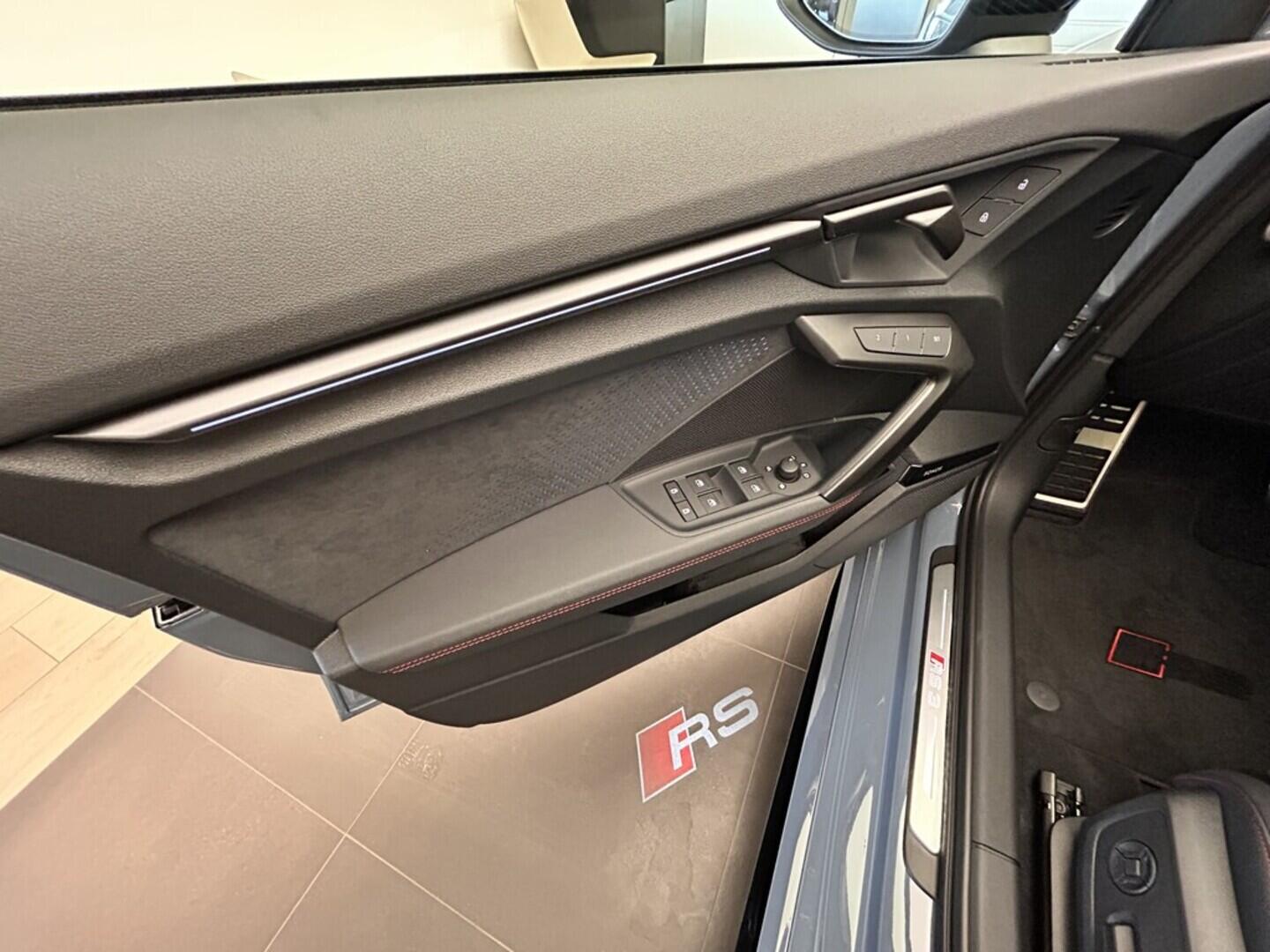 O131002419_28.webp_RS 3 Limuzína 2.5 TFSI 294 kW