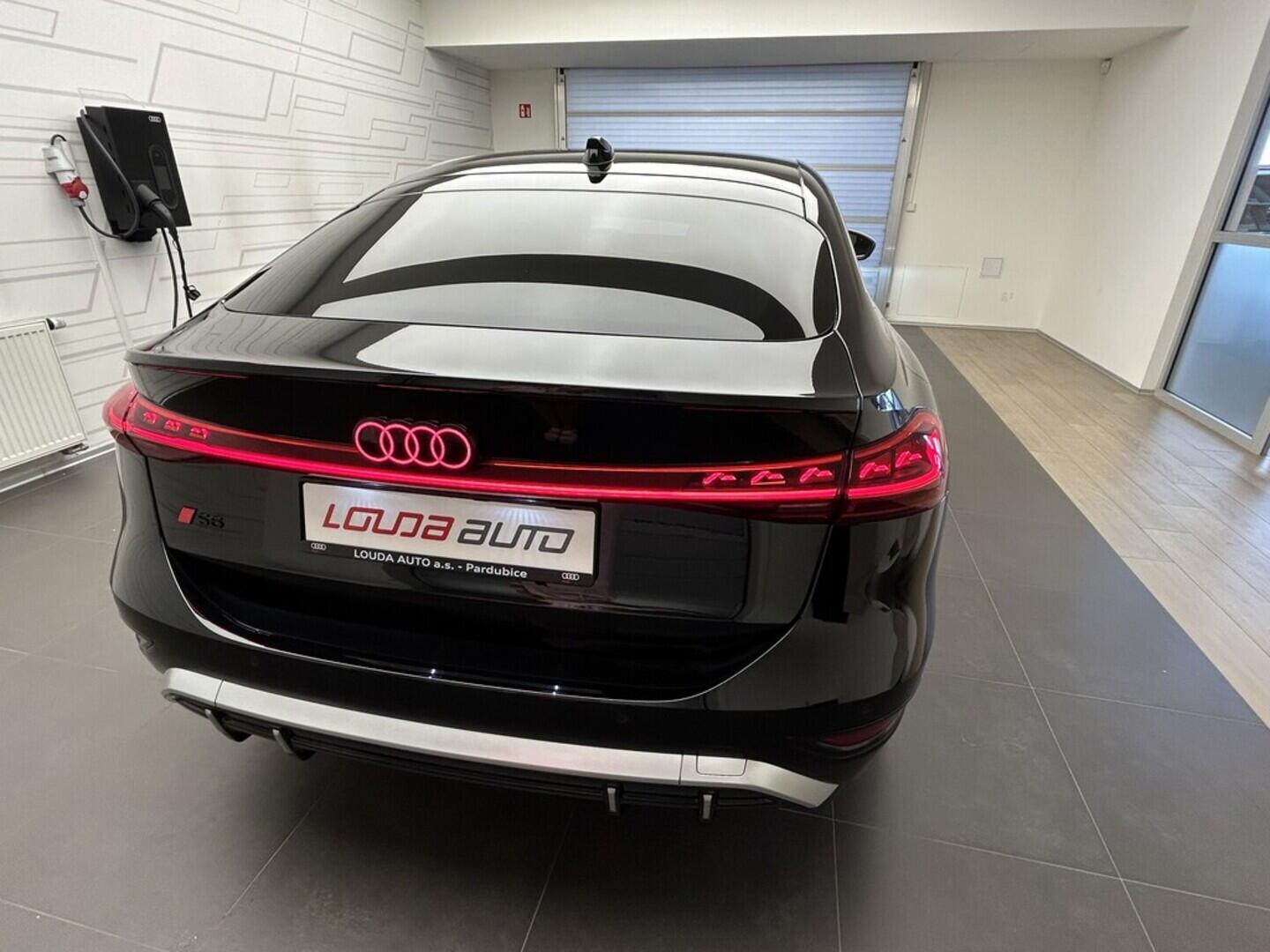 O131002431_16.webp_S6 Sportback etron   kW