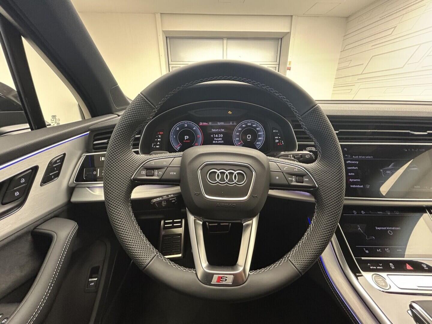 O131002447_22.webp_Q7 SUV S line TDI quattro 210 kW