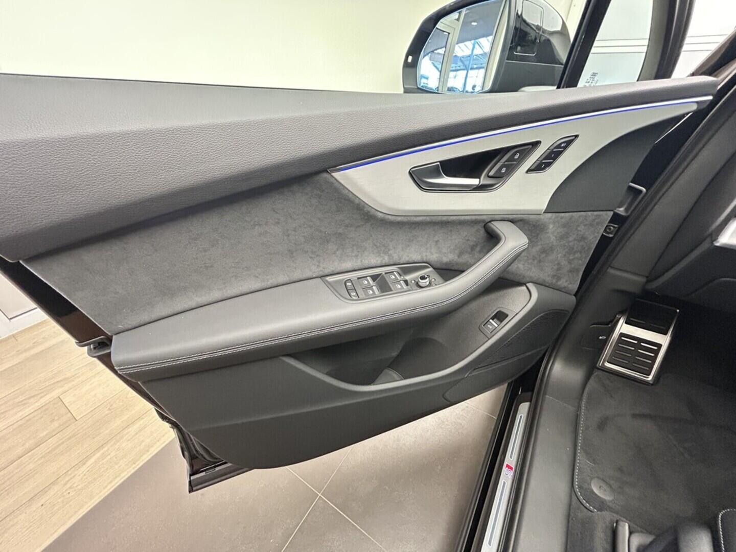 O131002447_24.webp_Q7 SUV S line TDI quattro 210 kW