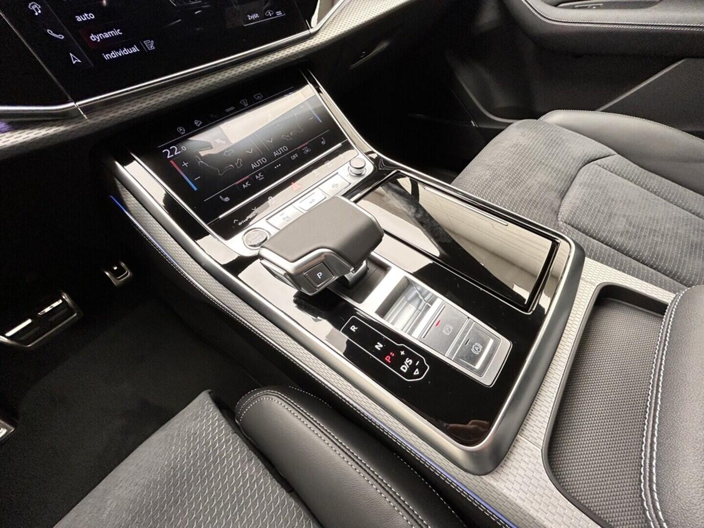 O131002459_25.webp_Q7 SUV S line TDI quattro 210 kW