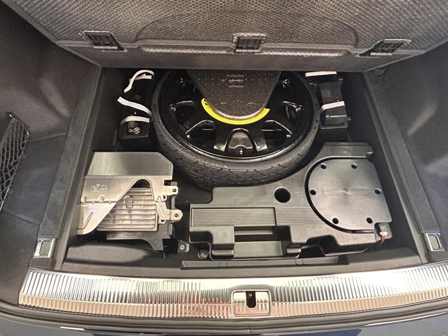 O131002496_17.webp_Q7 SUV S line TDI quattro 210 kW