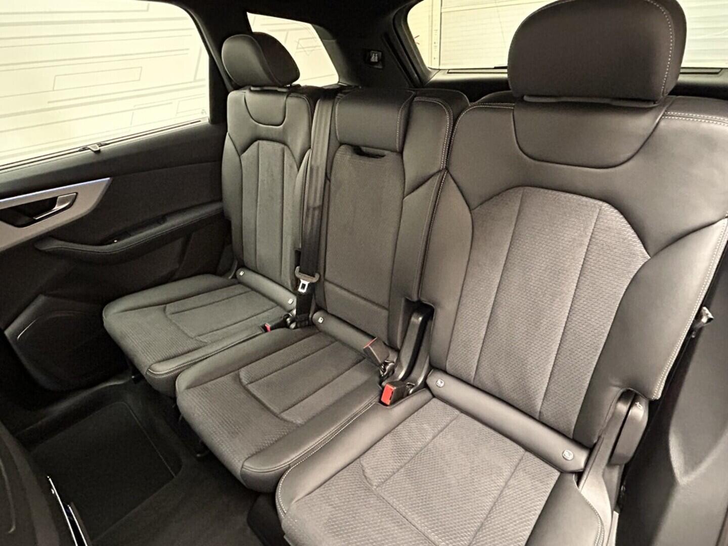 O131002496_29.webp_Q7 SUV S line TDI quattro 210 kW