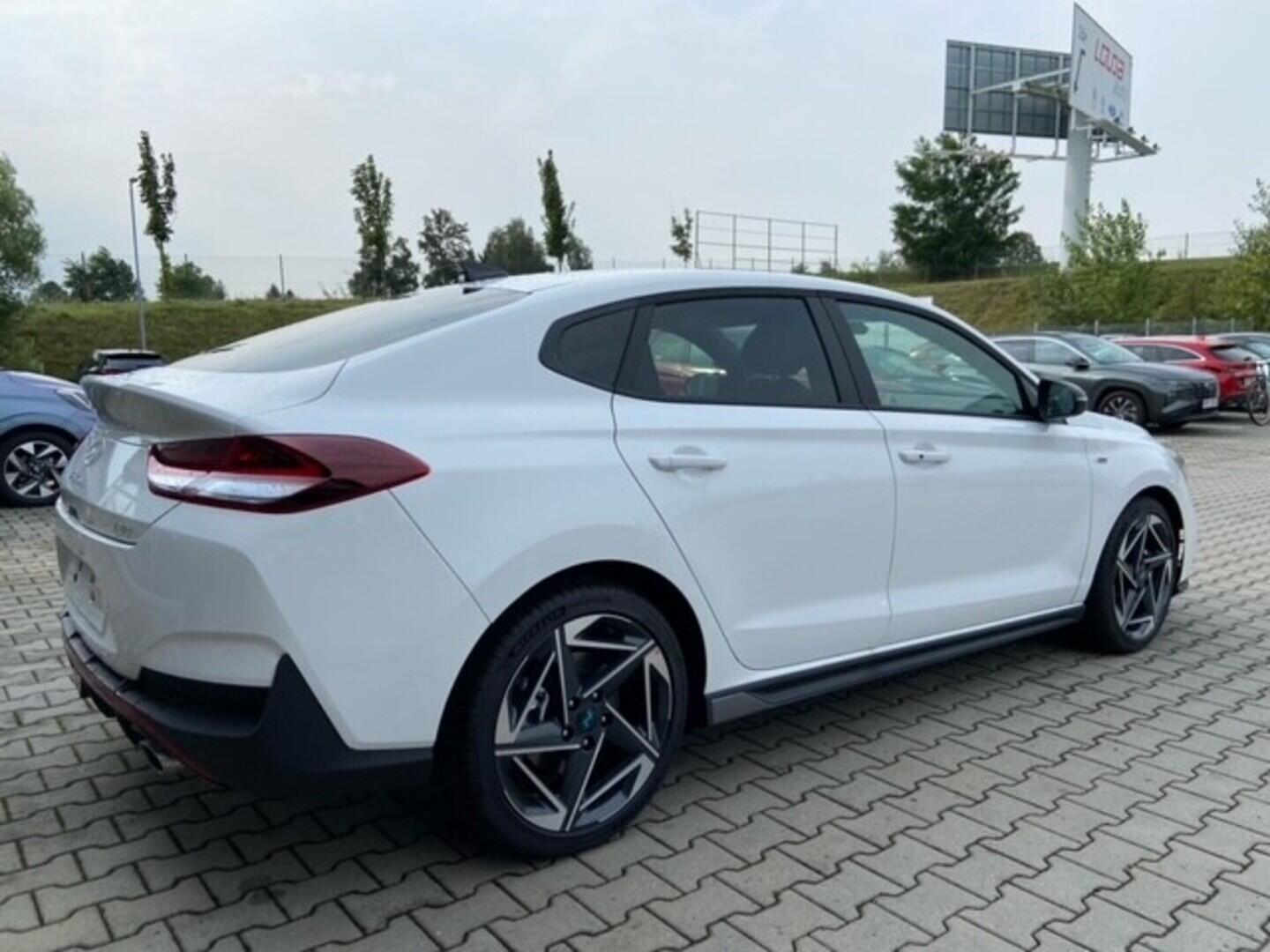 O241H03844_13.webp_i30 FB PD NLINE 1,5 T-GDI MHEV 103 kW