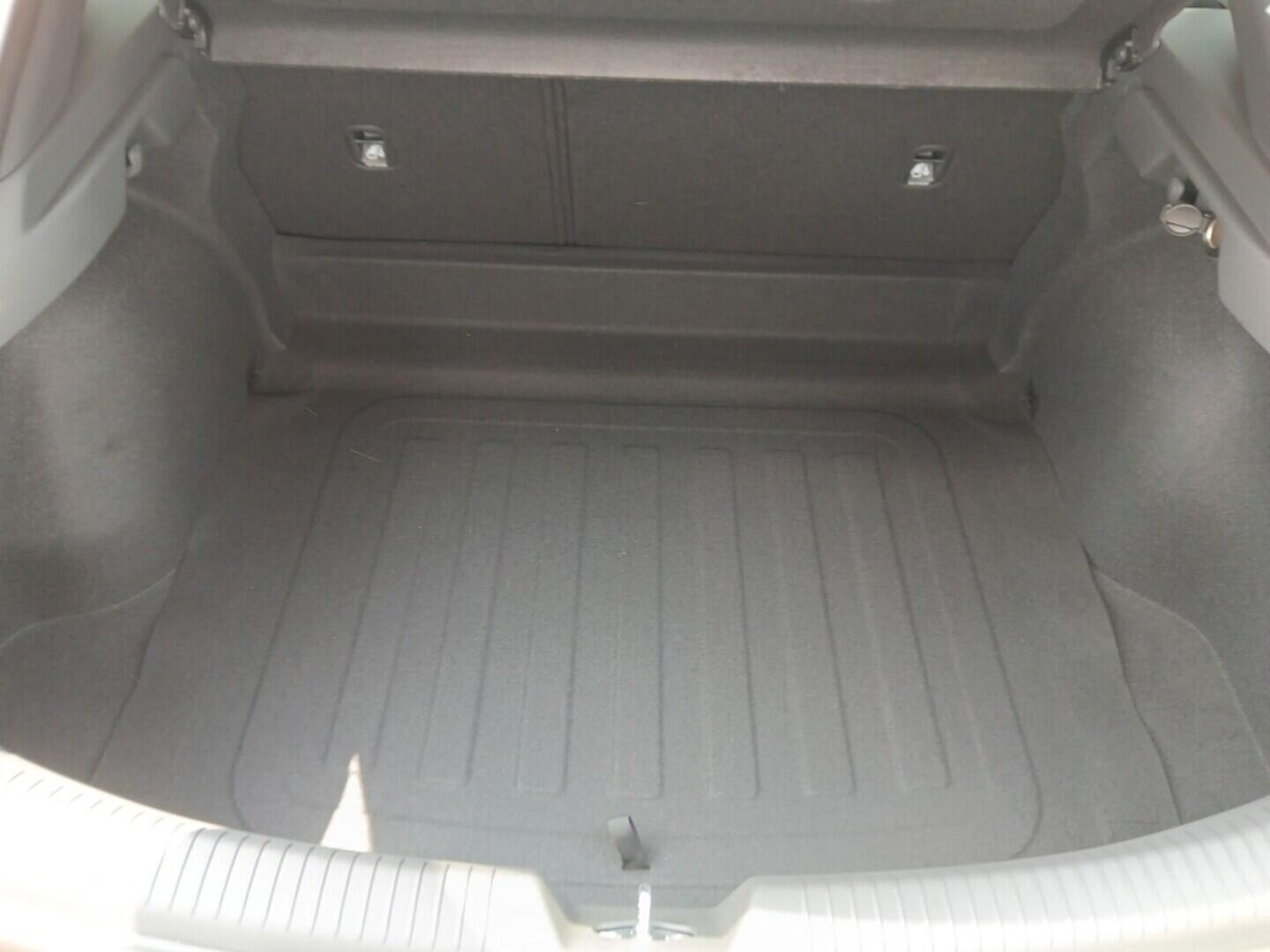 O241H03942_17.webp_i30 FB MY25 FAMILY 1,0 T-GDI Manuální 1,0 T-GDI 74 kW