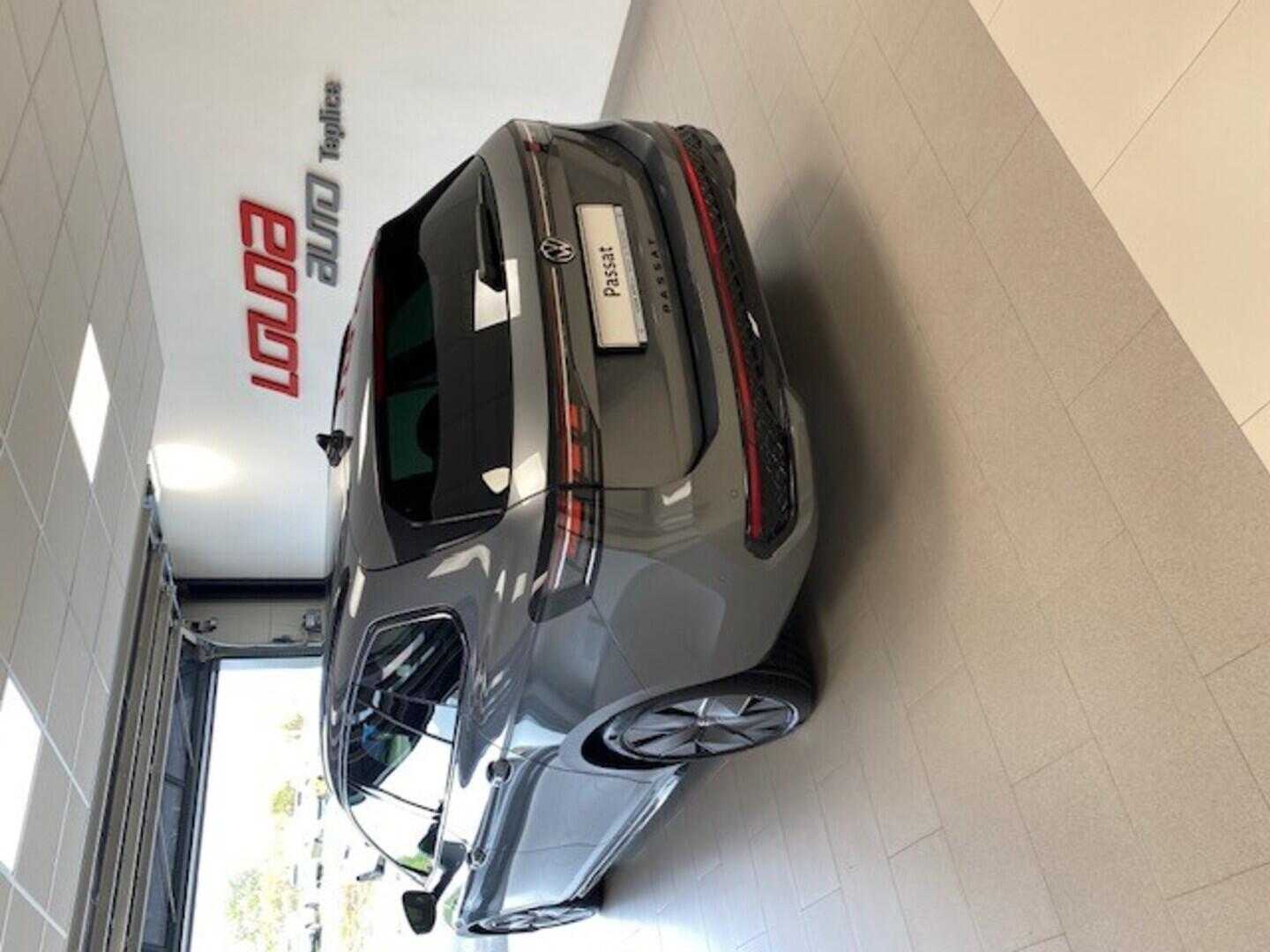 O621O03889_16.webp_Passat R-Line People 2,0 TDI 110 kW